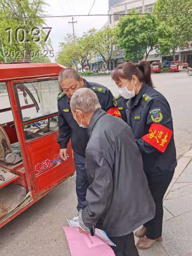 费县网格员热心帮助迷路老人回家