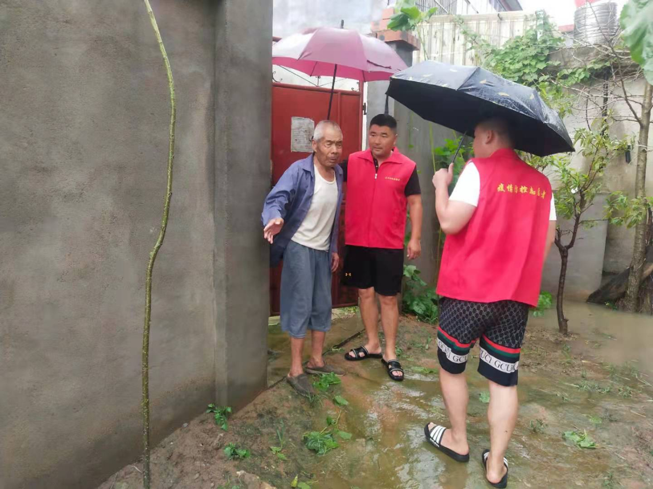 郯城县:暴雨里,穿行在危房区域那一抹耀眼的"红马甲"