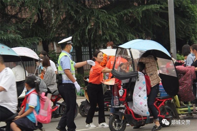 我为群众办实事开学季郯城交警守护上学路